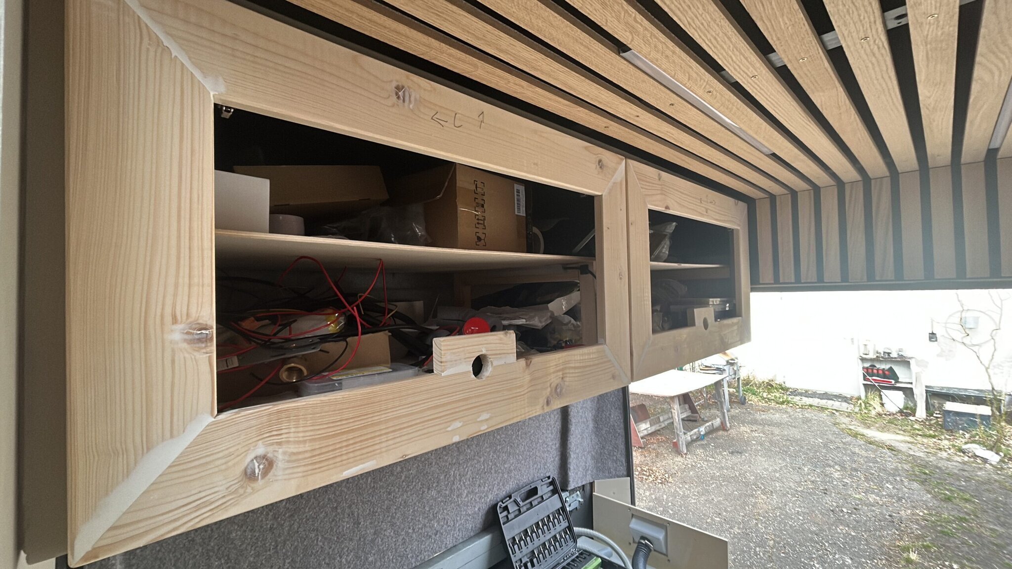 SCHRÄNKE, BANK, KÜCHE…